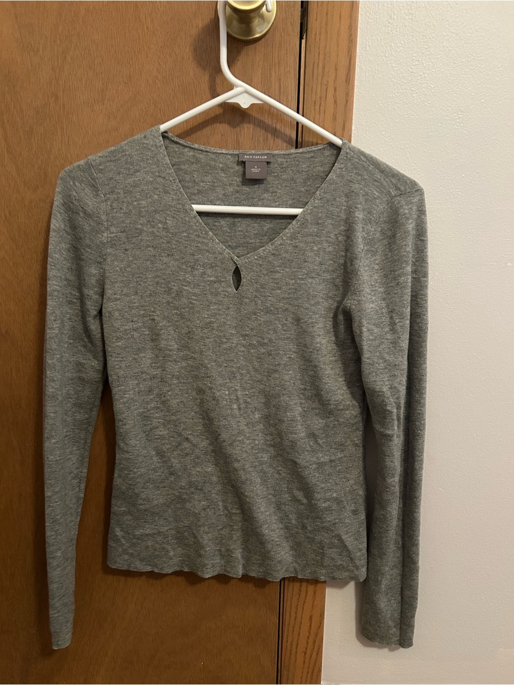 Ann Taylor Gray V-Neck Long Sleeve Sweater